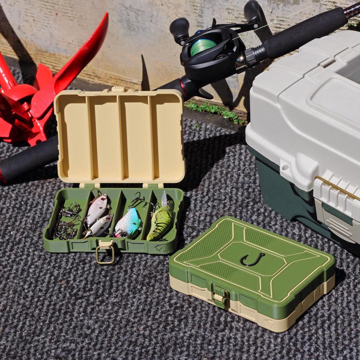 Mini 4-slot tackle box lure organizer with buckle latch