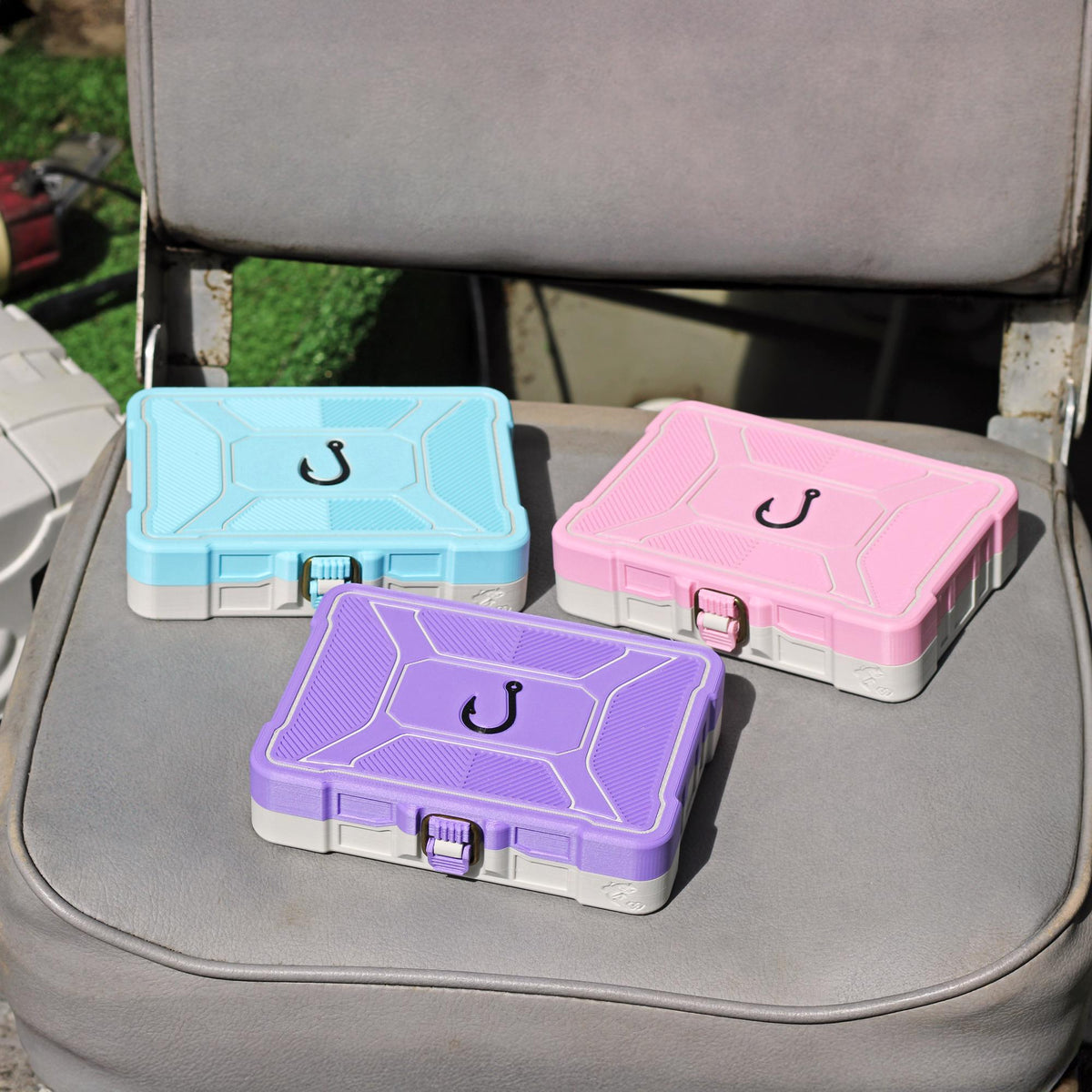 Mini 4-slot tackle box lure organizer with buckle latch