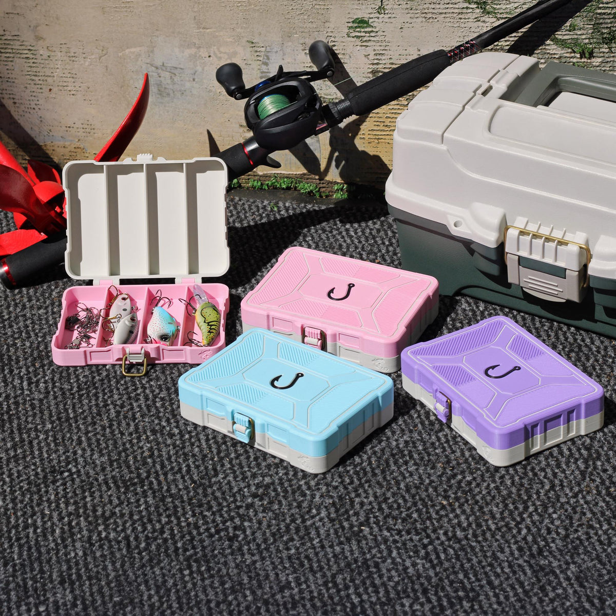 Mini 4-slot tackle box lure organizer with buckle latch