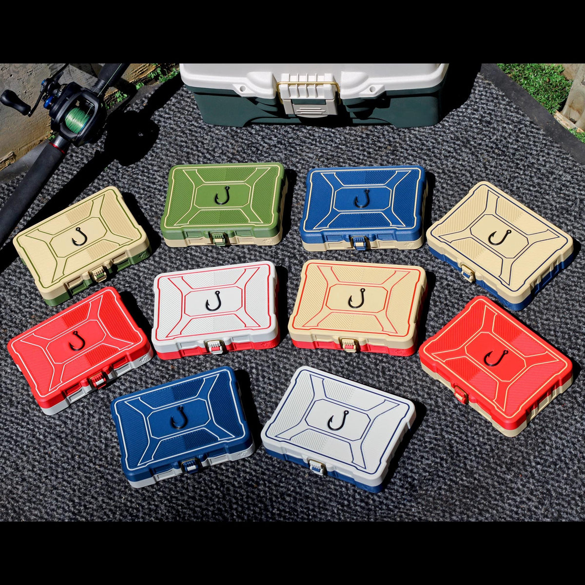 Mini 4-slot tackle box lure organizer with buckle latch