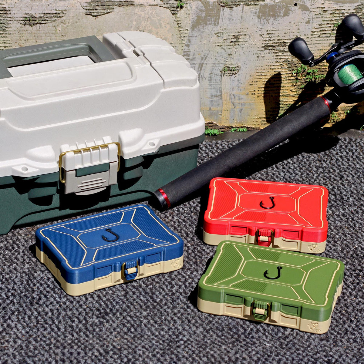 Mini 4-slot tackle box lure organizer with buckle latch