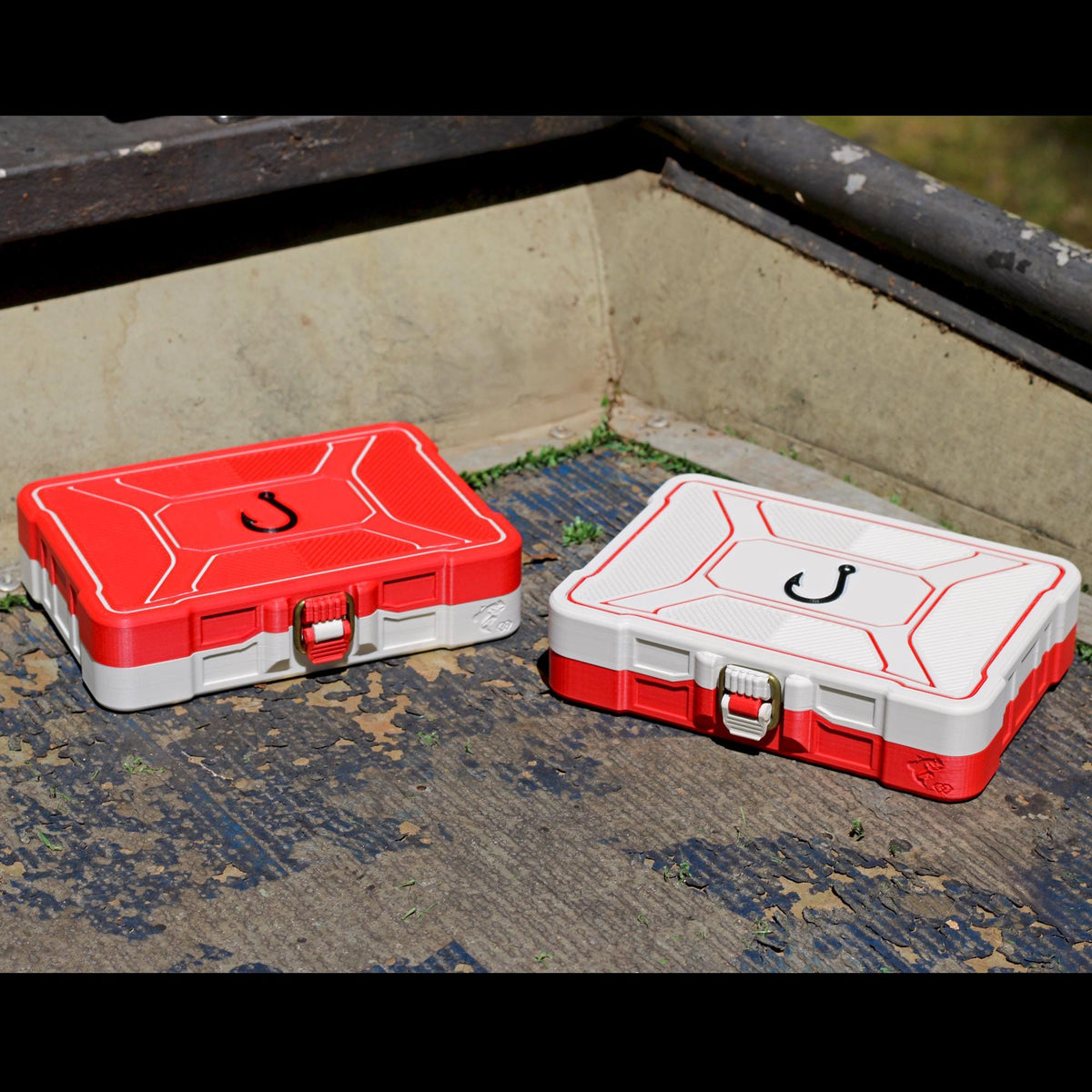 Mini 4-slot tackle box lure organizer with buckle latch