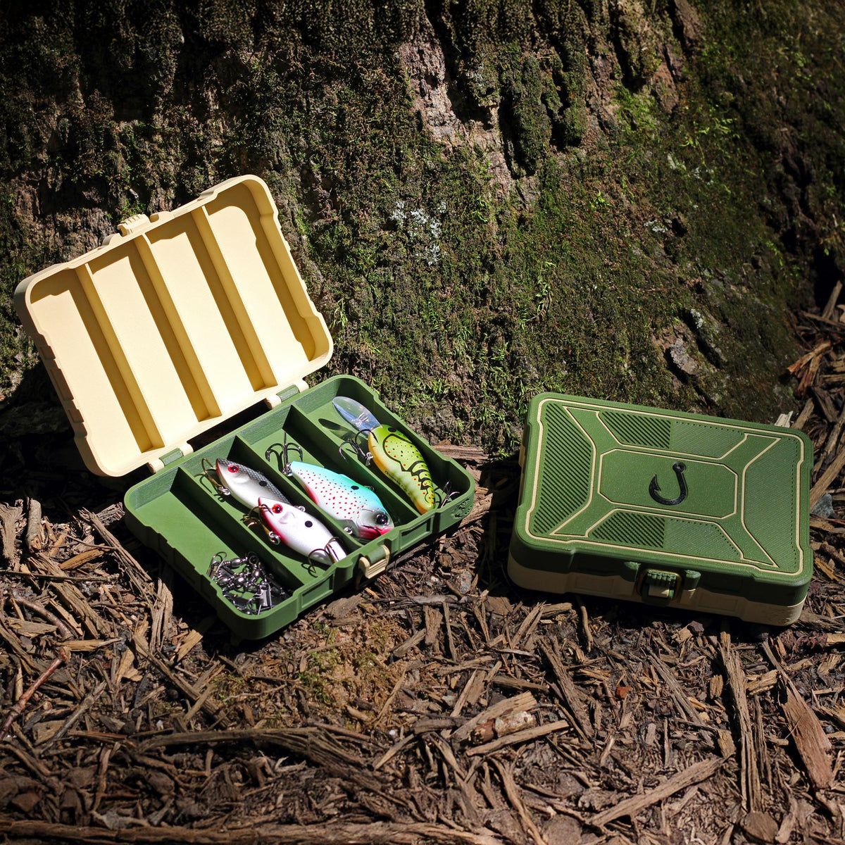 Mini 4-slot tackle box lure organizer with buckle latch