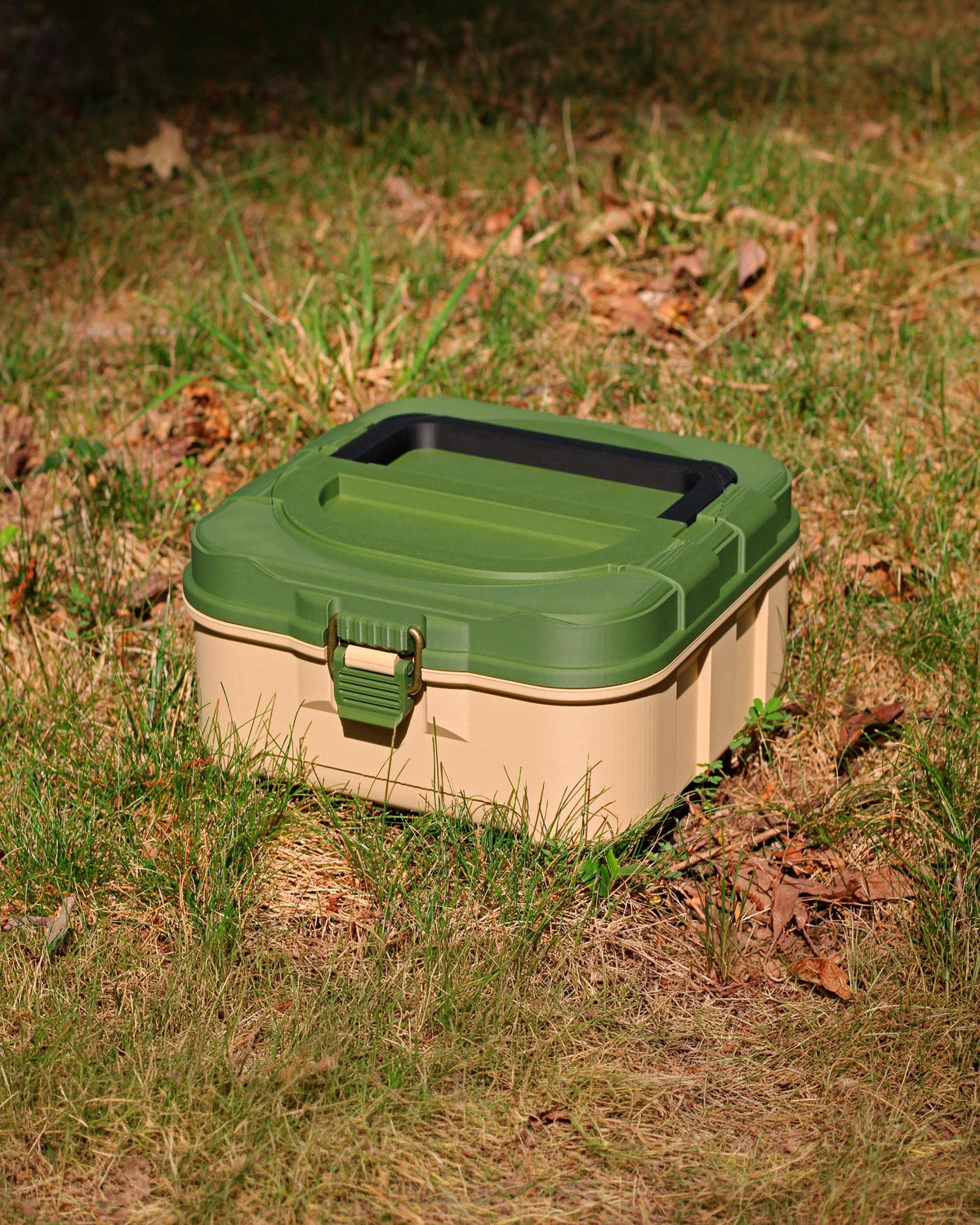 Tackle box travel dog bowl with removable stainless steel insert and screw cap