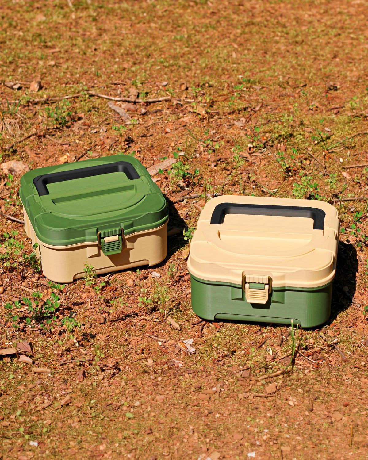 Tackle box travel dog bowl with removable stainless steel insert and screw cap