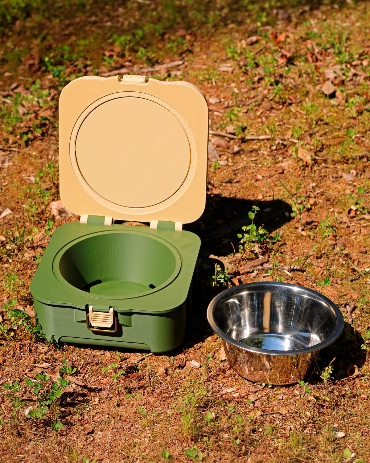 Tackle box travel dog bowl with removable stainless steel insert and screw cap