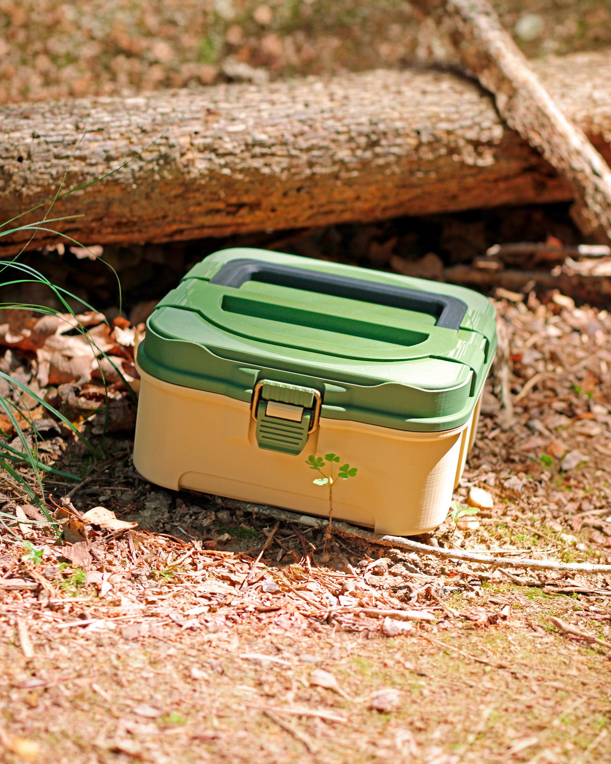 Tackle box travel dog bowl with removable stainless steel insert and screw cap
